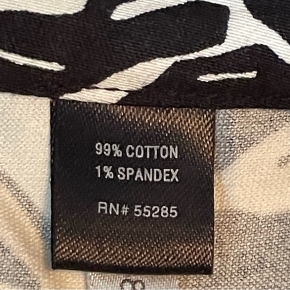 🔥3 for $15 Sale- Black and white floral skort - Picture 5 of 5